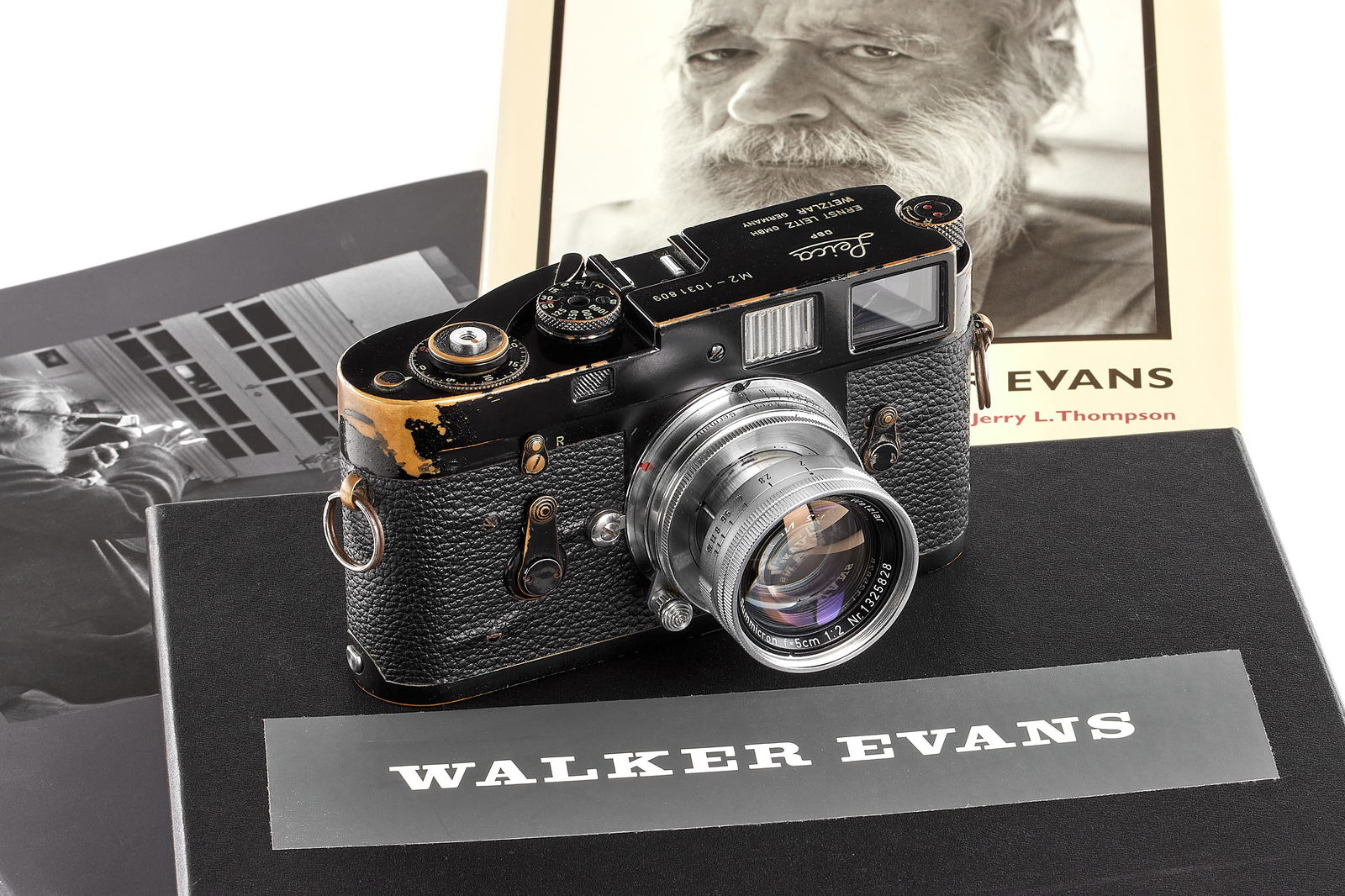 Leica M2 black paint 'Walker Evans' *: Original black paint M2, owned and used by the famous U.S. photographer Walker Evans, in good condition (original vulcanite replaced), screw-mount collapsible Summicron 2/5cm no.1325828, provenance: a