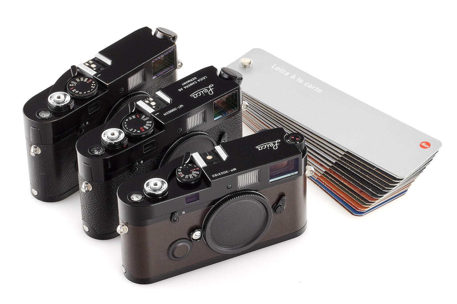 Leica à la carte black paint MP / M7 set *: Very rare set of 3 Leicas cameras a la carte, including a Leica M7 0.72 black paint no.2888319 with black vulcanite, Leica MP 0.72 black paint no.3003182 with dark brown box calf covering, and Leica M