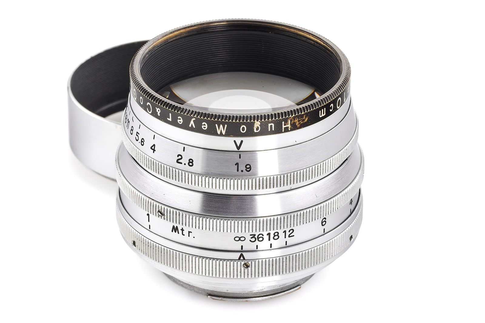 Hugo Meyer f. Exakta Primoplan 1.9/10cm *: Very rare fast lens for the short-lived 1939 Exakta 66, heavy chromed brass construction, in very good condition, very good uncoated optics, with rare hood.