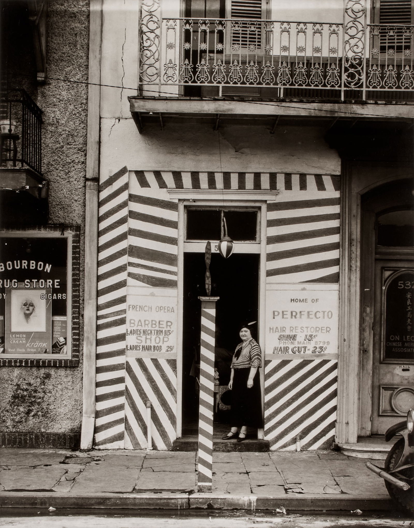 WALKER EVANS (1903–1975) - Sidewalk and Shopfront, New Orleans 1935*: Gelatin silver print, printed 1973, exhibtion print 33,4 x 26,4 cm Titeled and annotated by the printer on the reverse