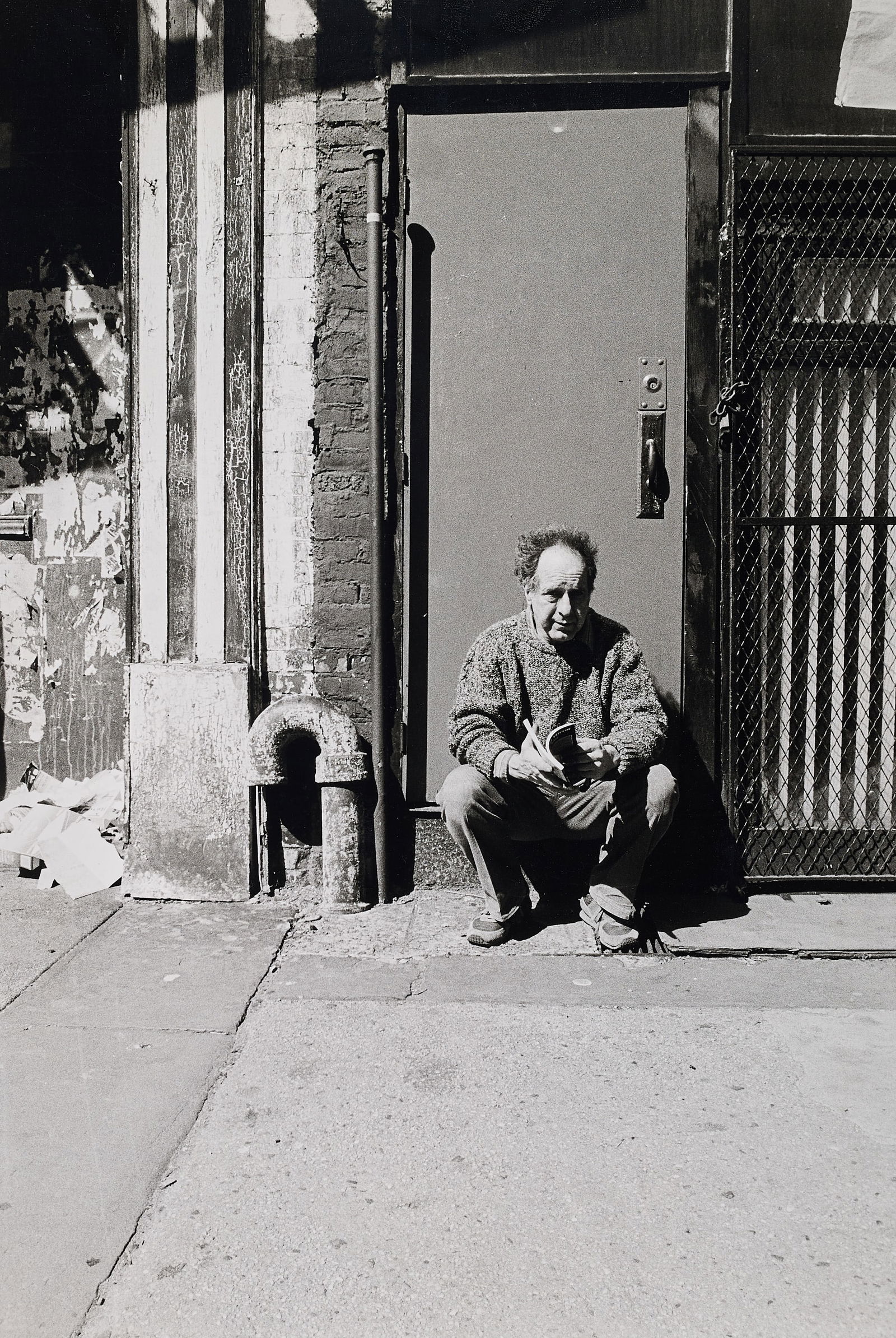 F.C. GUNDLACH (1926-2021) - Robert Frank in front of his studio, Mercer Street, NYC 1985: Vintage silver print 34,4 x 23,2 cm Signed and titled by the photographer in pencil on the reverse 