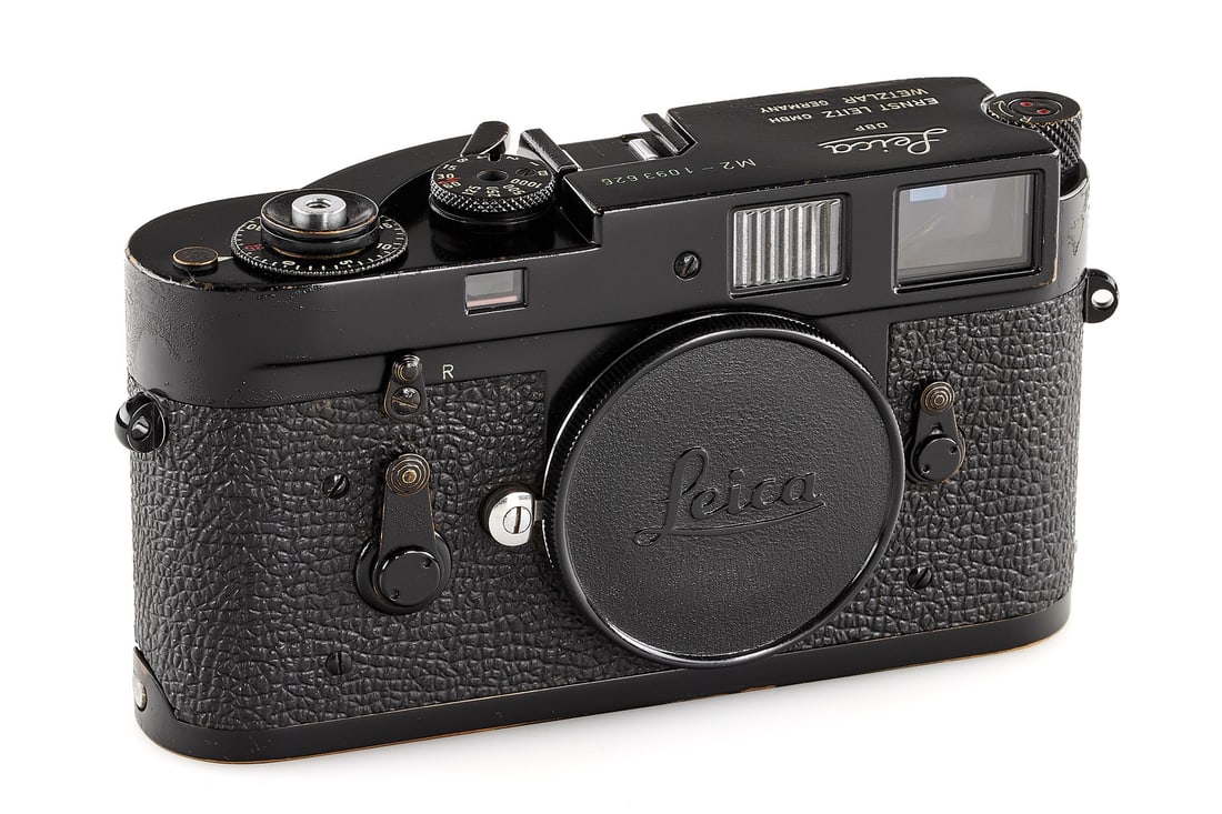 Leica M2 black paint *: Beautiful rare Leica M2 in original black paint finish, from a batch of 250 units (nos.1093501-10930750) issued in 1964, in very good condition, showing an attractive light patina and small bubbles ap