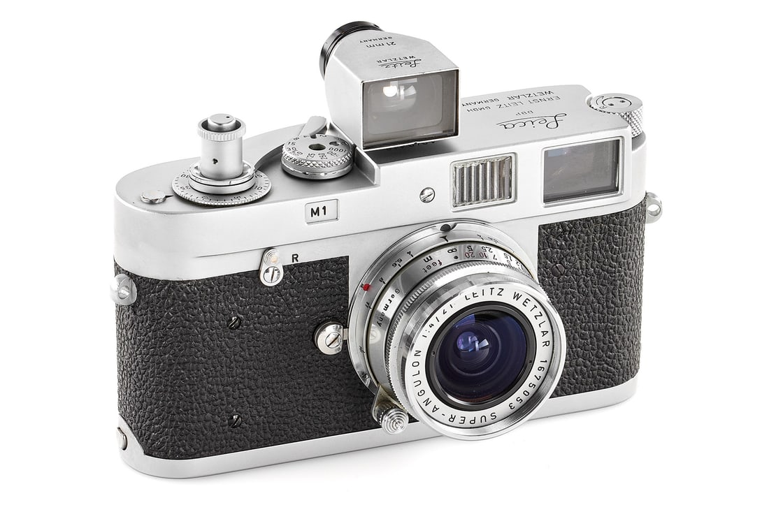 Leica M1 chrome with M39 Super-Angulon 4/21mm *: Chrome Leica M1 in very good condition, with OZTNO screw mount shutter release adapter and body cap, delivered to retailer Manca, New York, on 25.01.1962, together with rare Super-Angulon 4/21mm no.16