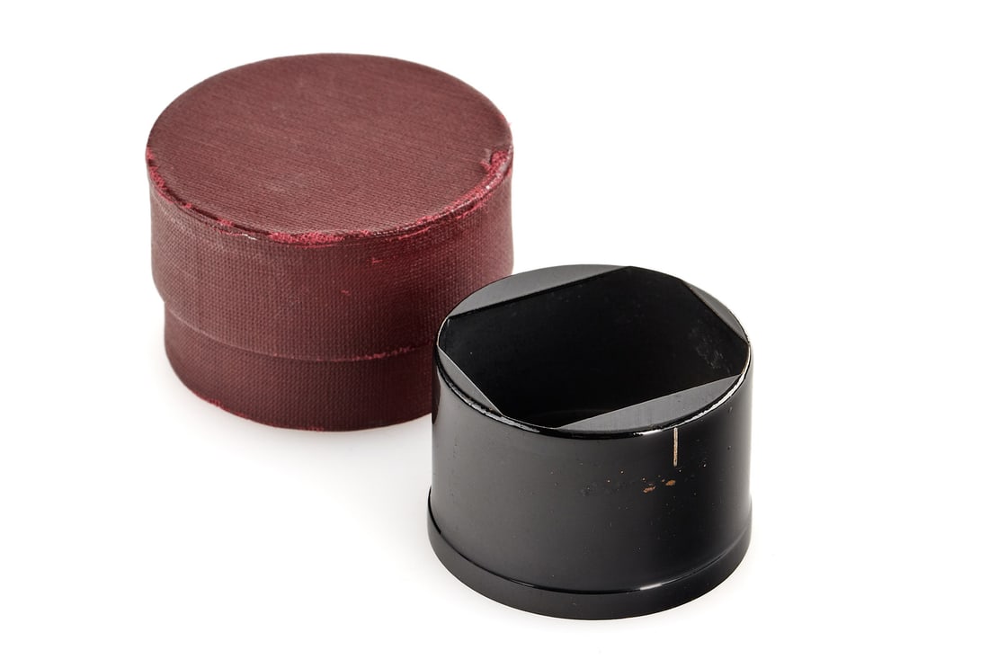 Leitz FISON Lens Hood 1st Version *: The first version of the FISON lens hood, matching the early Leica I Mod. A cameras with Anastigmat or Elmax lens. Square opening, no engravings and tall profile. In beautiful condition, with a very r