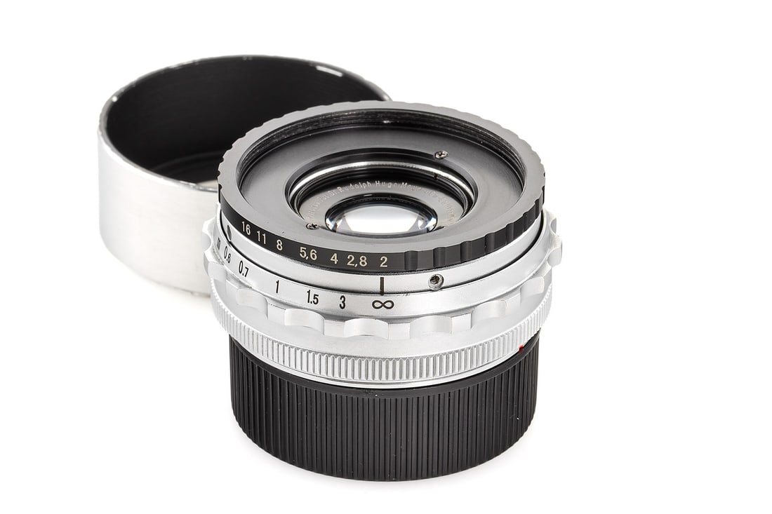 Meyer Görlitz f. Leica M Kino Plasmat 2/1?" (35mm): Sought-after, early cine lens, perfectly adapted to rangefinder-coupled Leica M mount. Very good, clean optics, covering full frame 35mm with slight vignetting.