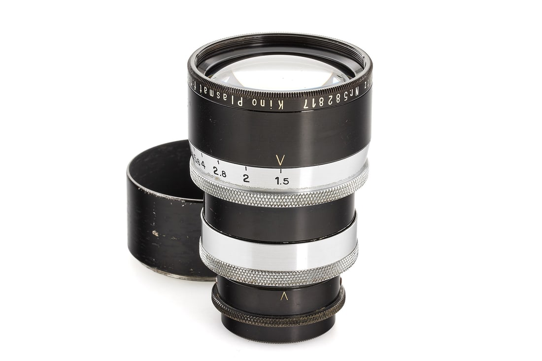 Meyer Görlitz f. Leica M39 Kino Plasmat 1.5/7.5cm: Rare and sought-after portrait lens in the original, rangefinder-coupled Leica M39 (LTM) screw mount; version with meter scale and engraved 'D.R.P. Dr. Rudolph Hugo Meyer & Co., Görlitz'. Black-paint