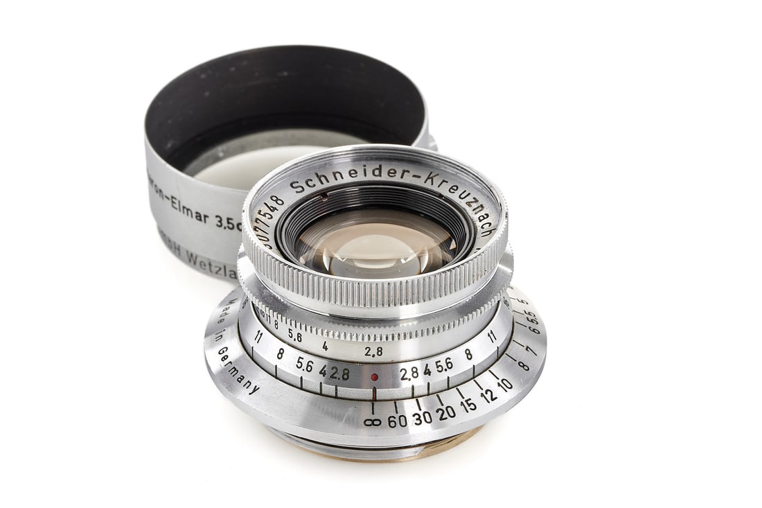 Schneider f. Leica M39 Xenogon 2.8/35mm *: Very rare and original rangefinder coupled lens for Leica M39, feet scale, in near mint condition, good optics only showing a few cleaning marks, with Leitz hood.