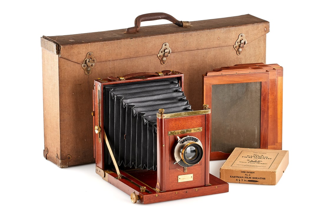 Rochester Optical Co. Universal Variation 1 'Walker Evans' *: Early first variation of the Universal model, owned and probably used by the famous U.S. photographer Walker Evans early in his carrier, provenance: a personal and professional assistant of Mr. Evans