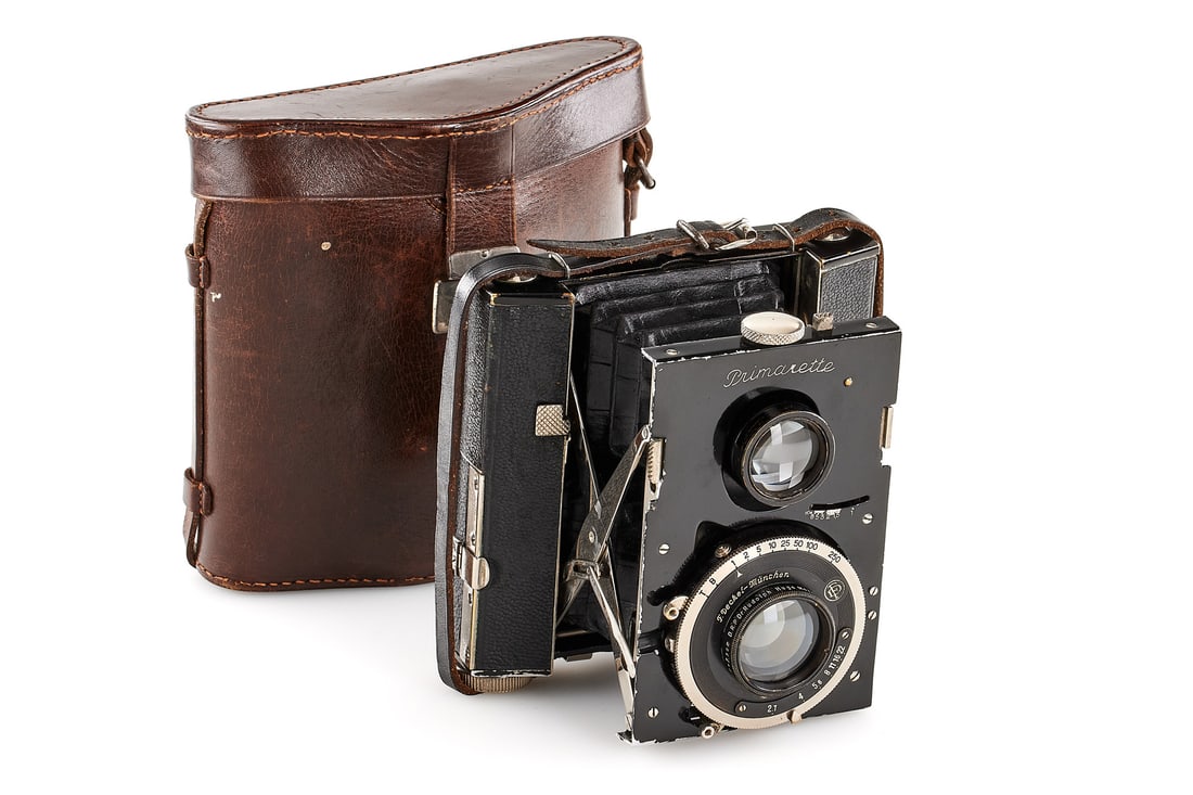 Bentzin Primarette with Makro Plasmat 2.7/7.5cm: Rare twin-lens folding camera (not a reflex camera!) for 8 exposures 4x6.5cm on 127 film, separate bellows for taking and viewing lens, early version with front shutter release, in good condition, wit