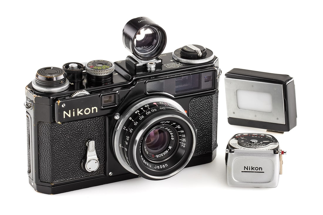 Nikon SP black paint with W-Nikkor 2.5/3.5cm *: Beautiful original black paint body, in very good condition, with Titanium foil shutter curtains, with 2nd type black W-Nikkor-C 2.5/3.5cm no.262849, with final design finder 3.5cm with 'Nikon' engrav