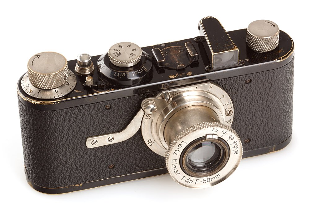 I Mod. A Elmar, ser.no.28010, 1930: 6th type in original condition, rare with emblem of the Netherland Agency 'CAPI GRONINGEN' on rear, black painted cap, see von Einem: 'Die 10 Varianten der klassischen Leica I A mit Elmar 1:3.5 F=50mm
