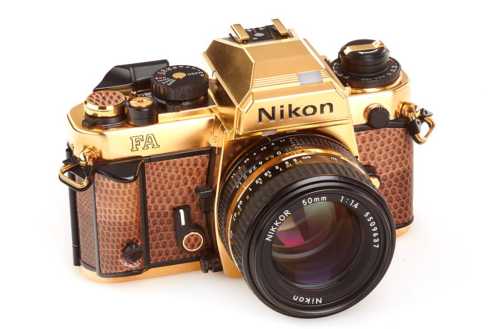 Nikon FA Gold, ser.no.2002682, 1984: Gold edition of 500 cameras, gold plated Nikkor 1.4/50mm no.5509637 (cap), half wooden presentation box