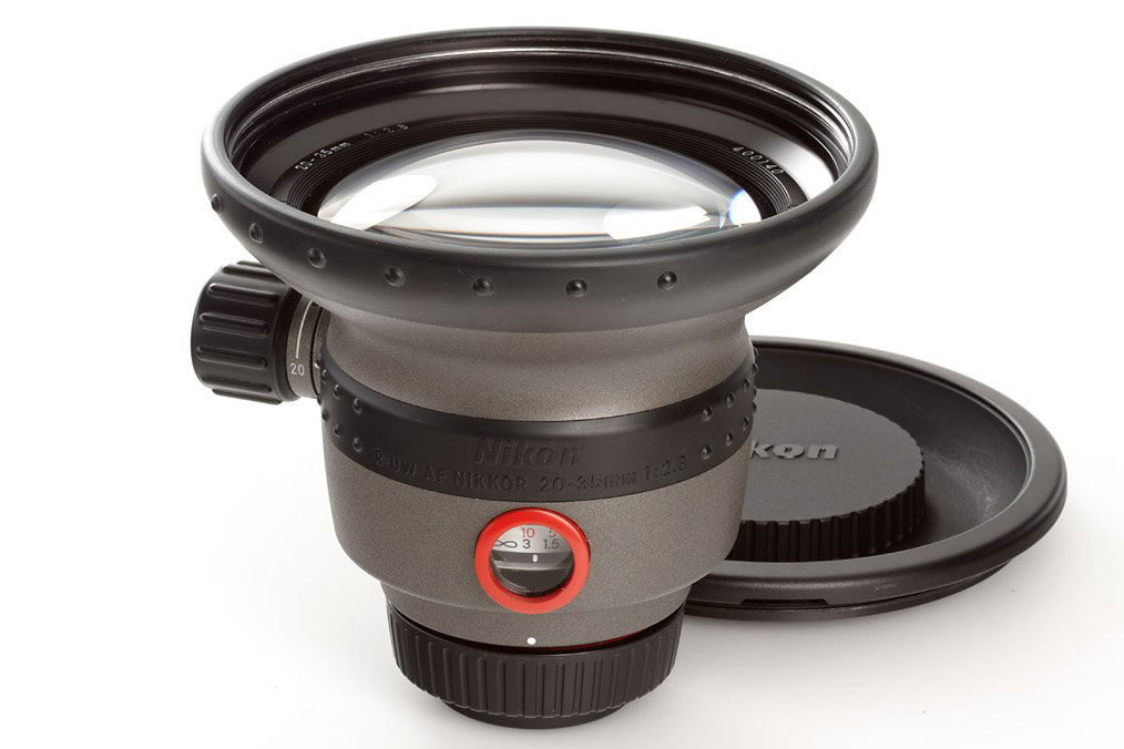 Nikon R-UW AF Nikkor 2.8/20-35mm, ser.no.400140, c.1992: for Nikonos RS, in mint condition with clean lenses, caps