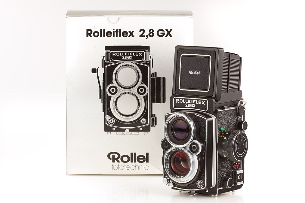 Rolleiflex 2.8 GX, ser.no.7013506, c.1990: in almost mint and perfect working condition with Planar 2.8/80mm no.8110809 Rollei HFT, cap, strap, papers and maker's box