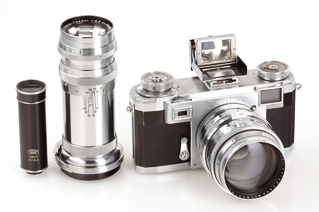 Contax IIa Set, ser.no.V17622, 1952: first type post-war Contax IIa in good working order with pre-war Sonnar 2/8.5cm no.1503180 (cap), folding Albada finder 433/26 (5 u.13.5) and pre-war Tele-Tessar 6.3/18cm no.2189934 (small cleaning m
