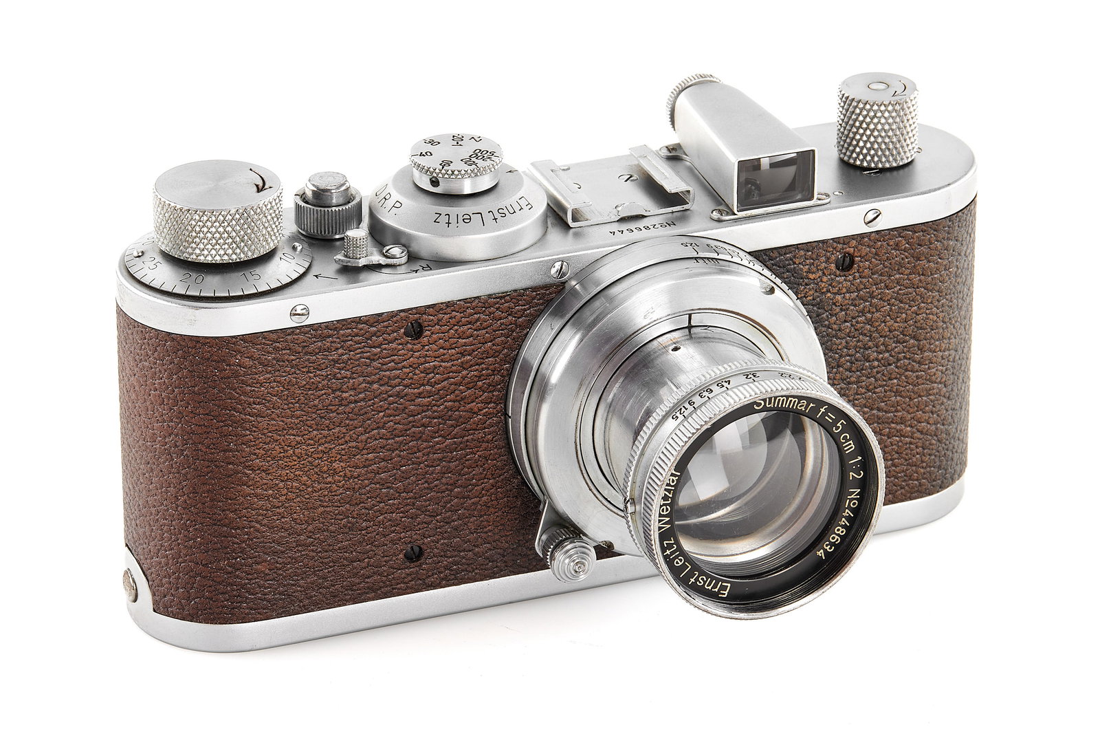 Leica Standard chrome: Very nice original chrome body in almost mint condition, with matching chrome Summar 2/5cm meter scale no.448634, optics showing some haze and light cleaning marks, with front lens cap. SN: 286644