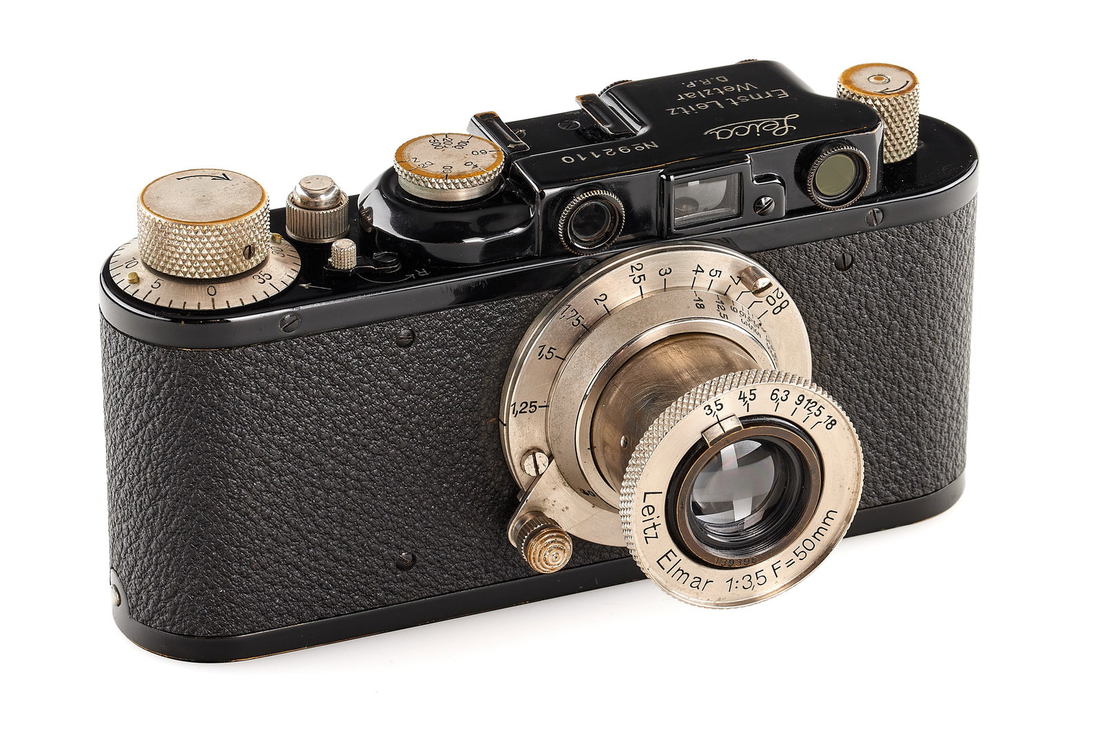 Leica II Mod. D black/nickel: Nice black/nickel version from the first year of production, in very good, original condition, with matching nickel Elmar 3.5/50mm no.139396, good optics, with black paint front lens cap, delivered