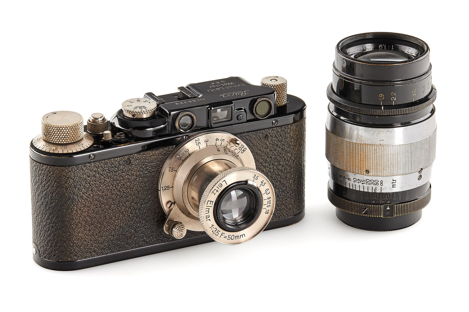 Leica II Mod. D black/nickel outfit: Beautiful very early body in almost mint condition, with Elmar 3.5/50mm no.181176, optics showing a few light cleaning marks (black bakelite front cap), Hektor HEGRA 1.9/7.3cm black/chrome no.166899