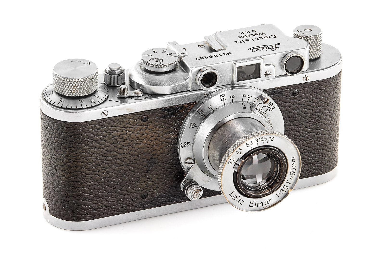 Leica II Mod. D chrome: Rare very early original chrome version in almost mint condition, delivered on 16.03.1933 to Bonn, with chrome Elmar 3.5/50mm no.188674, good optics with minimal cleaning marks, a small dent on the fr
