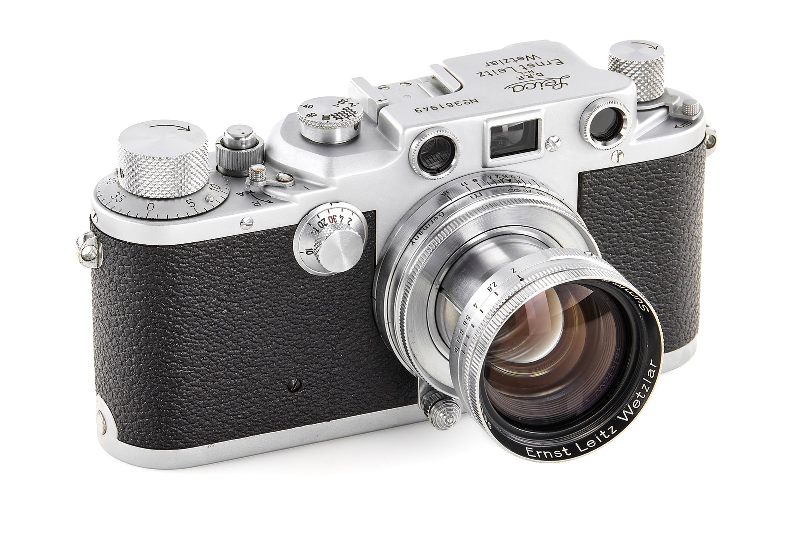 Leica IIIc 'N-L': Beautiful and very early IIIc (official production starts with no.360175) engraved with the 'N-L' on the top plate for the Leitz agency Odin in the Netherlands, delivered on 14.08.1940, in almost mint