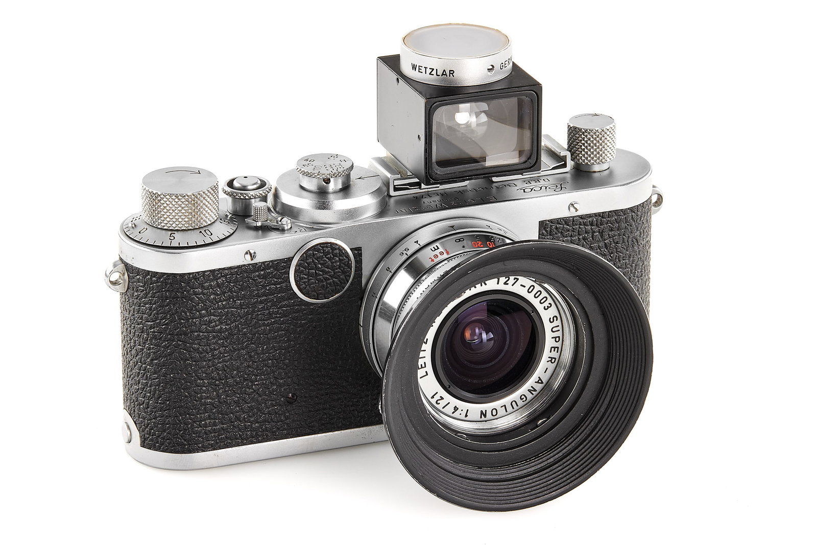 Leica Ic Betriebskamera with prototype Super-Angulon 4/21mm *: A very rare Leica Ic “Betriebskamera”, engraved as such on the top plate and preserved in very good condition, offered together with a prototype Super-Angulon 4/21mm no. 127-0003. This excepti