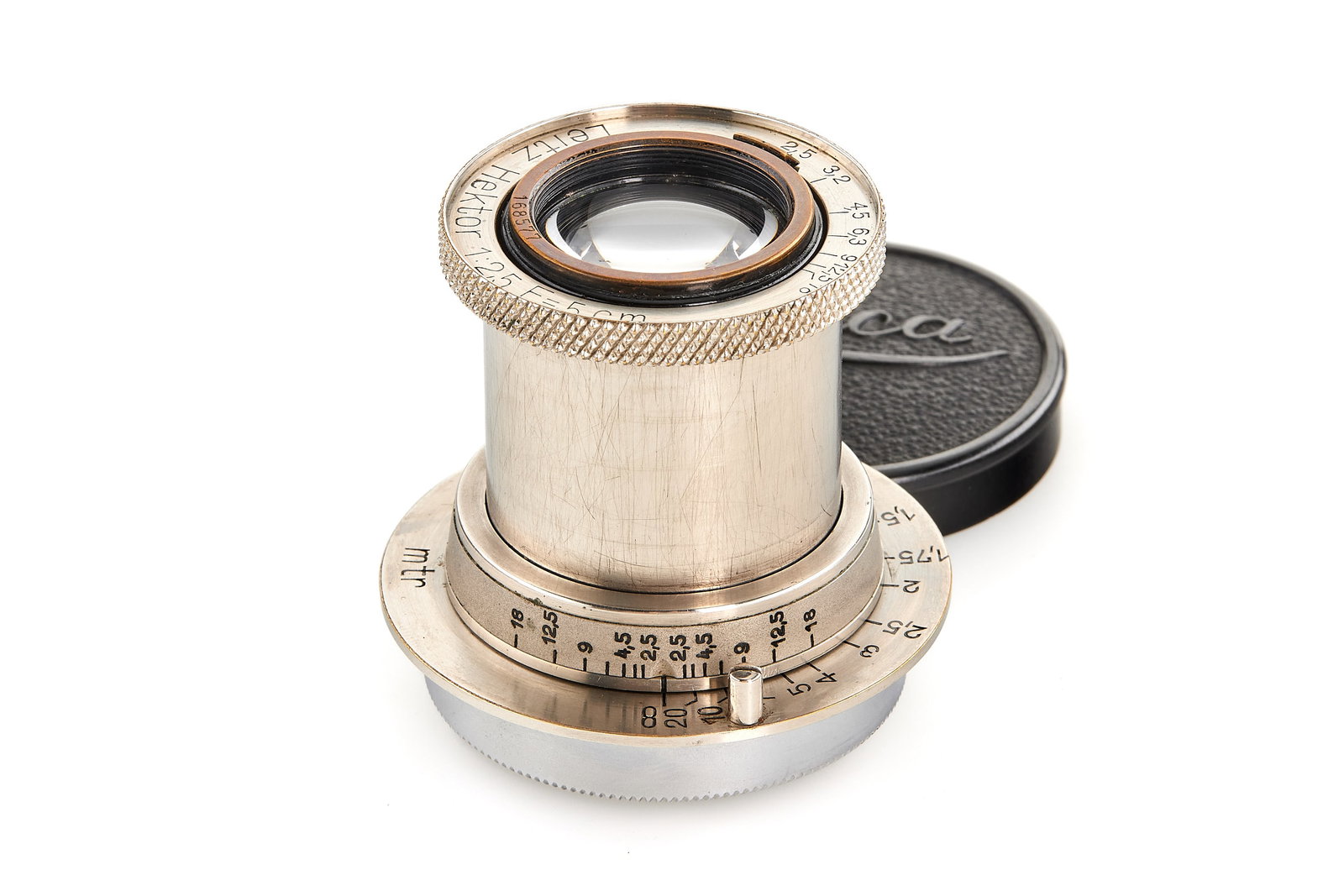 Hektor 2.5/5cm nickel: Rangefinder coupled version in very good condition, optics showing cleaning marks on the front element, with both caps, delivered to Prague on 01.09.1933. SN: 168577