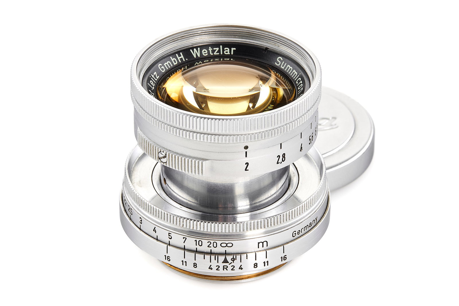 Summicron 2/5cm Thorium: Very early and sought-after Summicron from the first batch (production started with number 920001), with Thorium glass element and typical yellowish coating, meter scale, in mint condition, optics onl