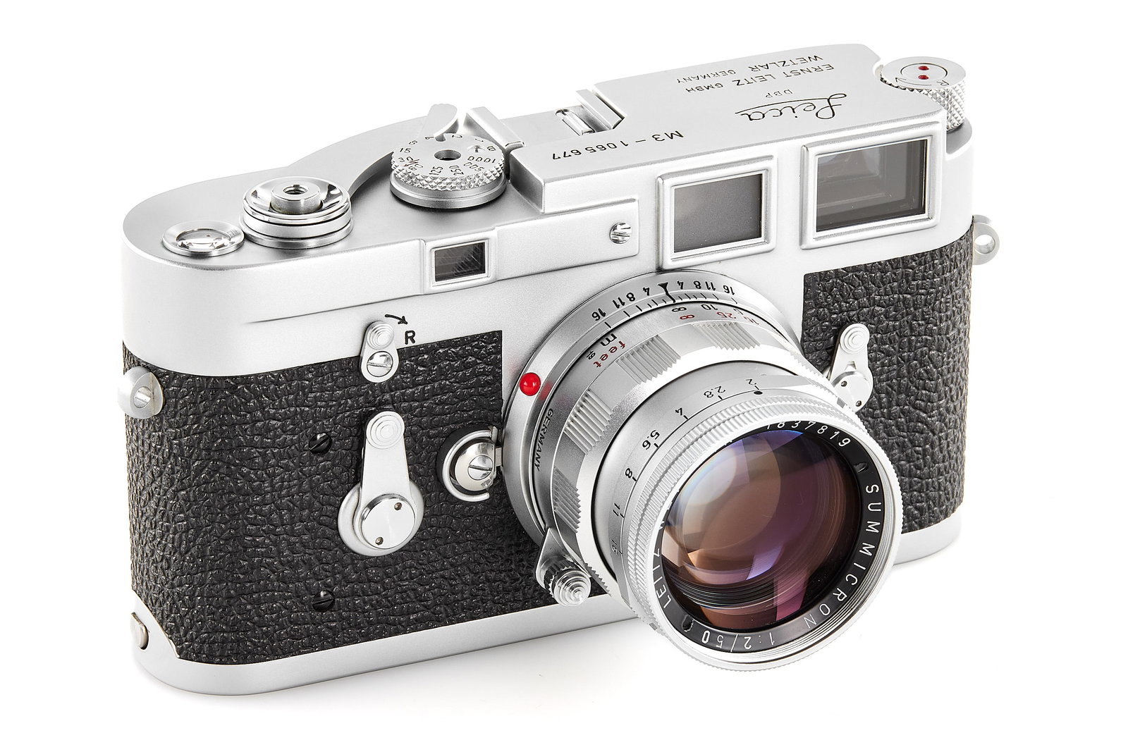 Leica M3 chrome with Summicron 2/50mm: Beautiful quite late single stroke body in mint condition, with matching Summicron 2/50mm no.1837819, very good optics, with brown leather pouch. SN: 1065677