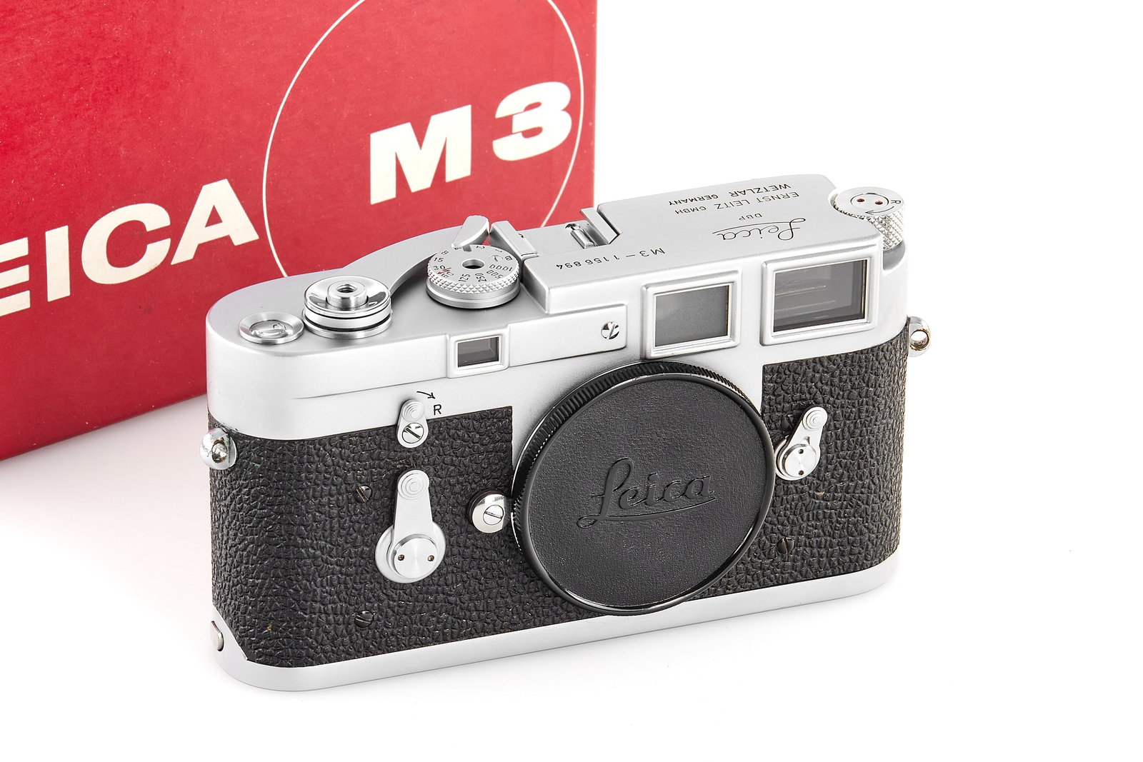 Leica M3 chrome Single Stroke: Beautiful very late M3 chrome (production ends with no.1158995), in almost mint condition, only showing a few light signs of use, note the absence of lens lock release guard, typical for late models, 