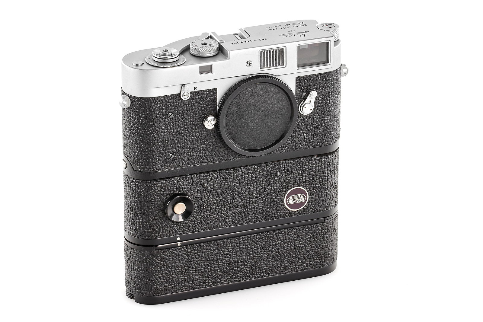 Leica M2 chrome with NY Motor Drive *: Very nice modified M2 chrome, modified with motor connectors, in very good condition with only some blemishes in the chrome finish, delivered to retailer Manca, New York on 15.04.1965, with E. Leitz