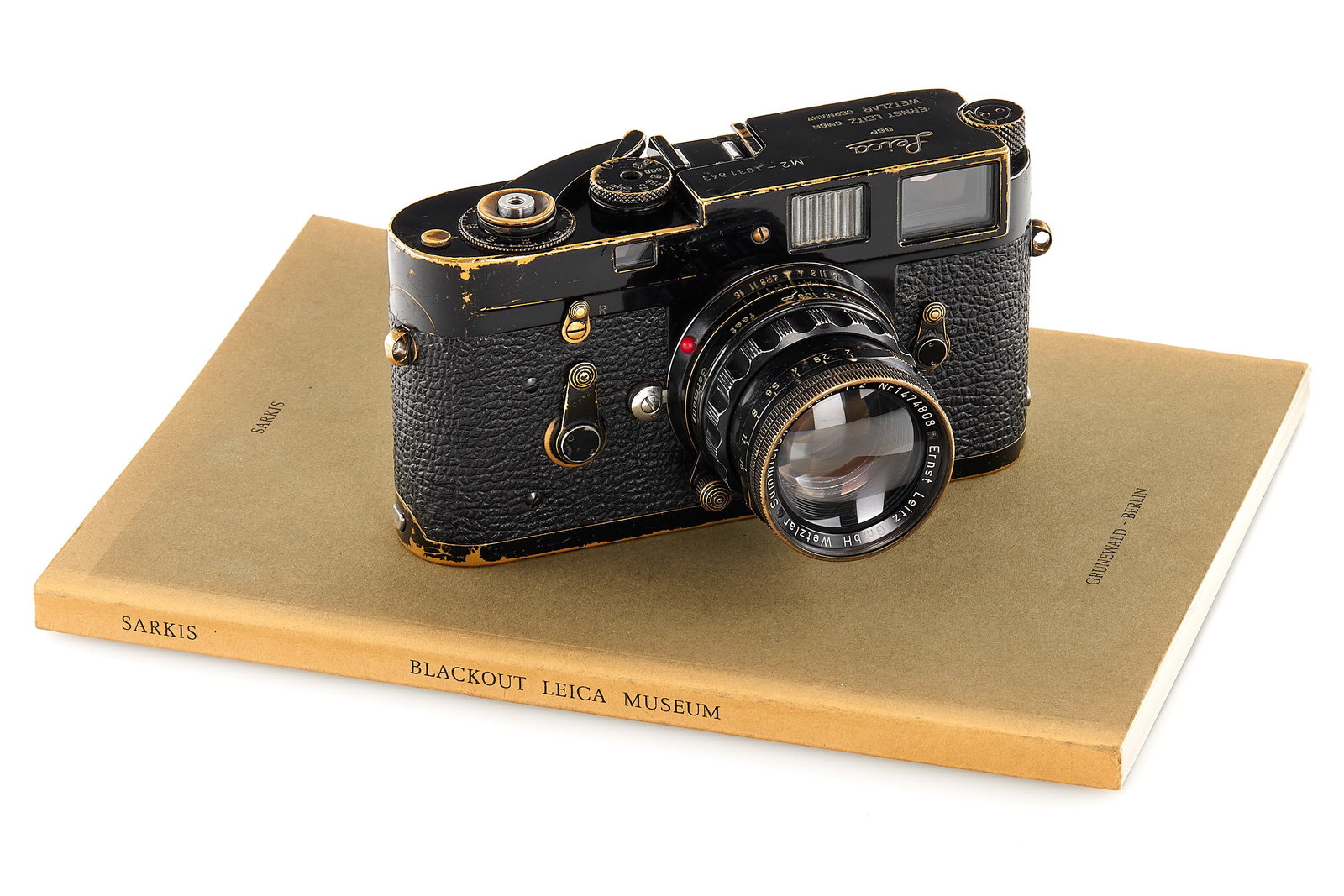 Leica M2 black paint 'Sarkis' *: A very special Leica M2 black paint, owned and used by the renowned French conceptual artist Sarkis Zabunyan. The word “KRIEGSSCHATZ” (“war treasure” in German), engraved on the back o