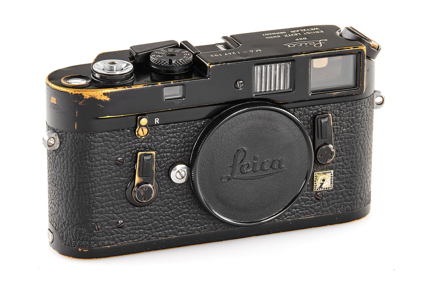 Leica M4 black paint: Original black painted M4, in user condition with a lovely patina, showing a few light dents, note the Cattaneo Italian Leica retailer plate on the front side, with body cap. SN: 1247193