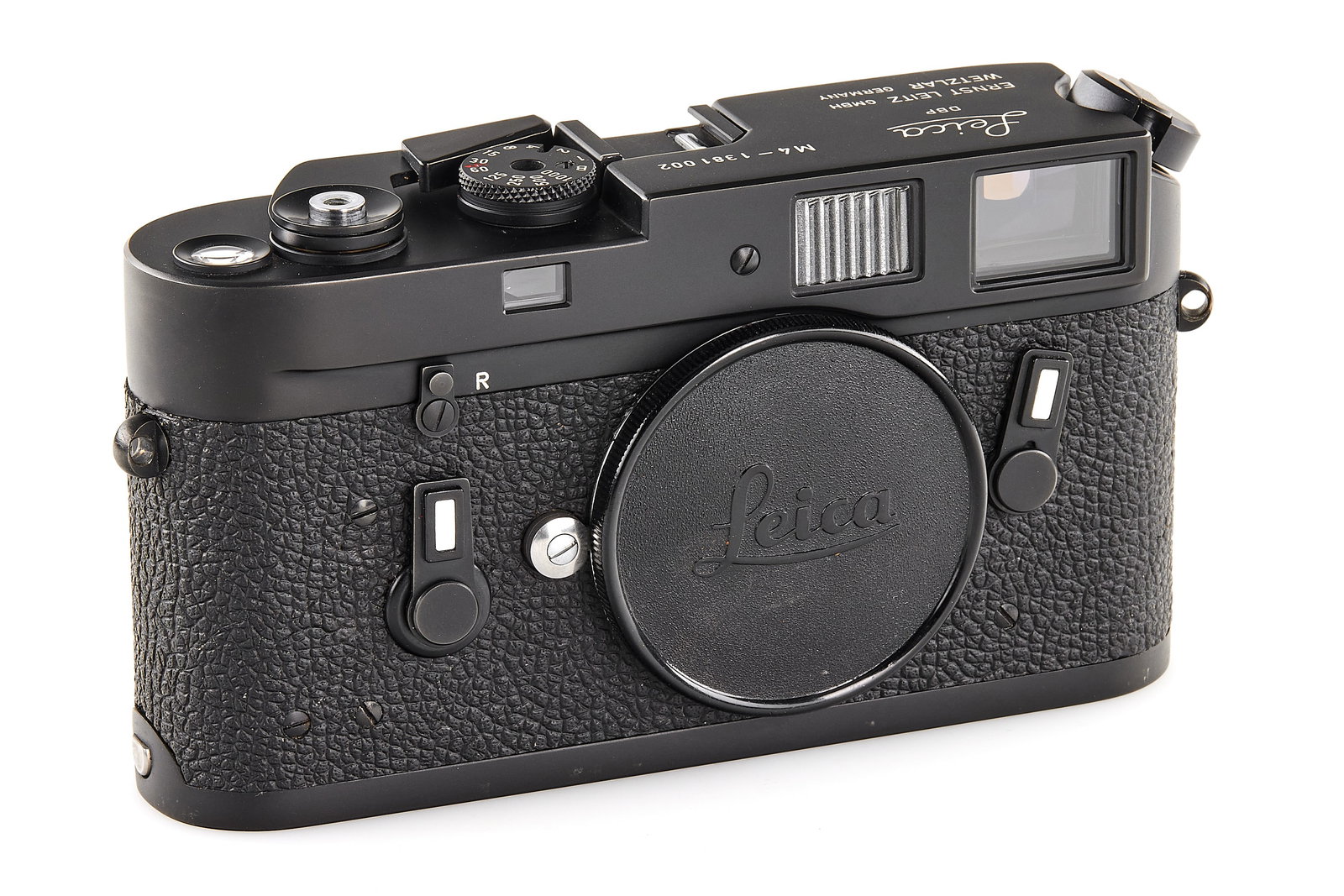 Leica M4 black *: Black/chrome body in very good condition, some signs of repair in the vulcanite, with body cap. SN: 1381002