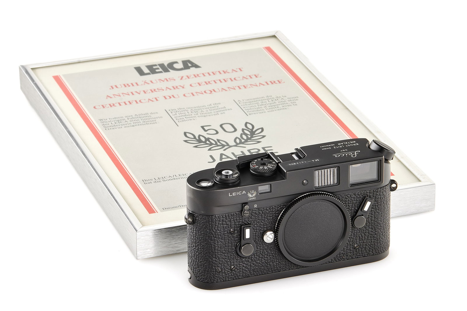 Leica M4 black '50 Years' *: A special edition Leica M4 no.1413804 in black finish, celebrating the 50th anniversary of the first production Leicas, with special engraving 032-L on the back, only 1400 produced in Germany, in