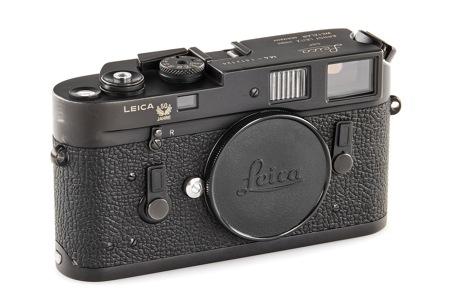 Leica M4 black '50 Years' *: A special edition Leica M4 no.1413124 in black finish, celebrating the 50th anniversary of the first production Leicas, with special engraving 224-I on the back, only 1400 produced in Germany, in