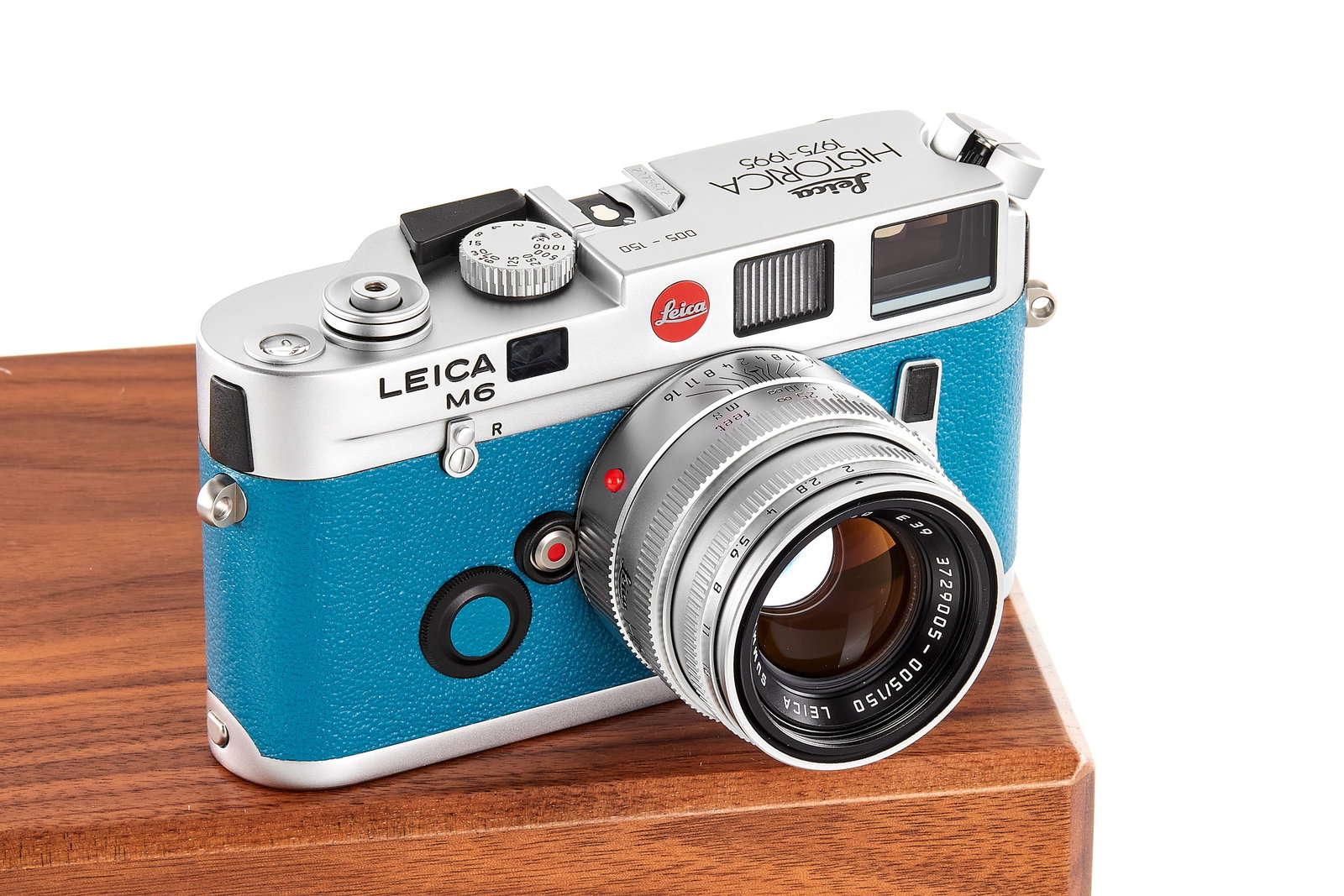 Leica M6 10421 'Leica Historica 1975-1995' outfit *: Celebrating the 20th anniversary of the Leica Historica association, Leica Camera GmbH issued a limited edition of only 150 sets including a special chrome Leica M6 no.2175672 with blue leather coveri