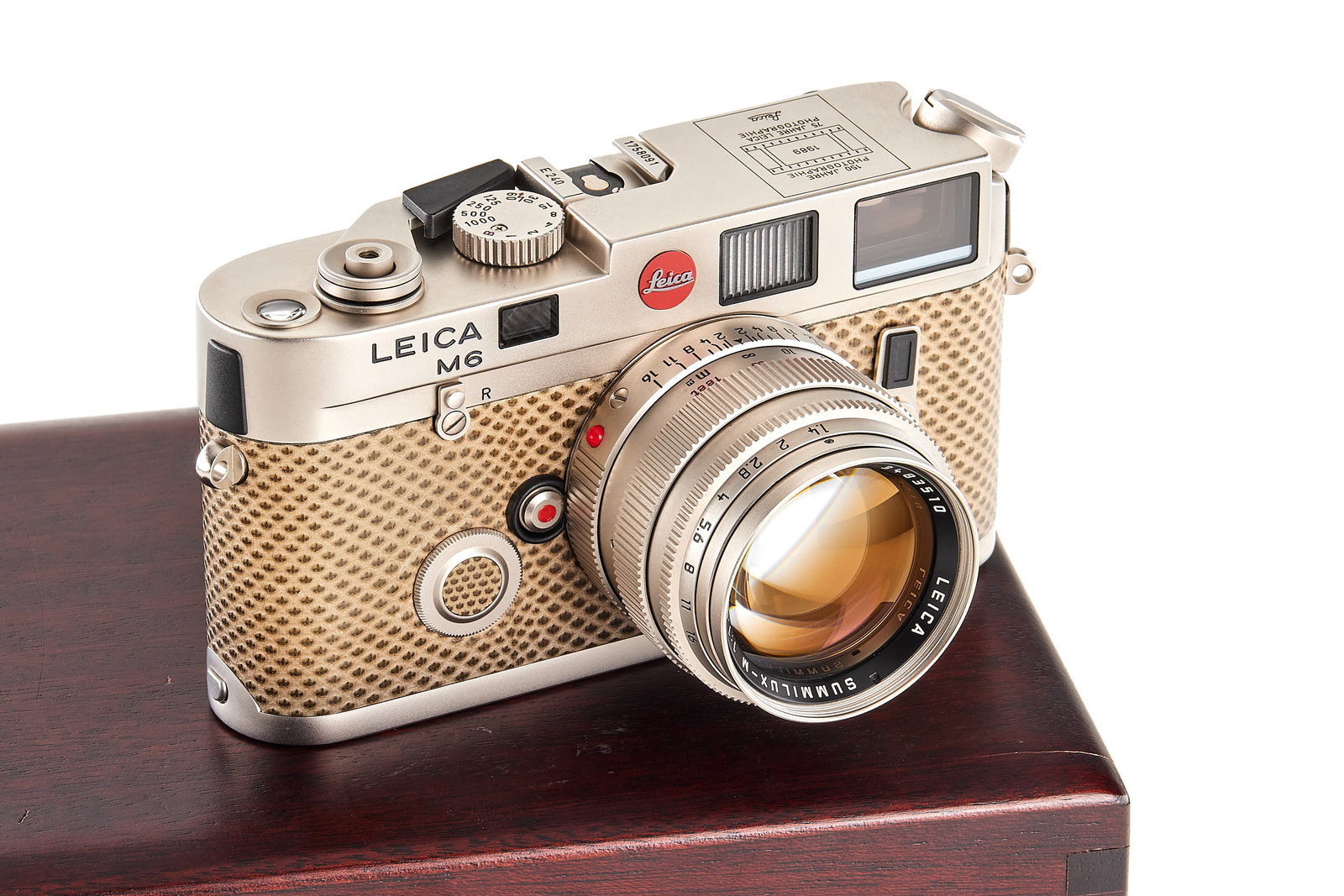 Leica M6 Platin '150 Years' set 10450 *: Special edition issued for 150 years of photography and 75 years of Leica photography, limited to 1250 pieces, including a very nice Platinum plated M6 body no.1758091, special number 'E 240' engraved
