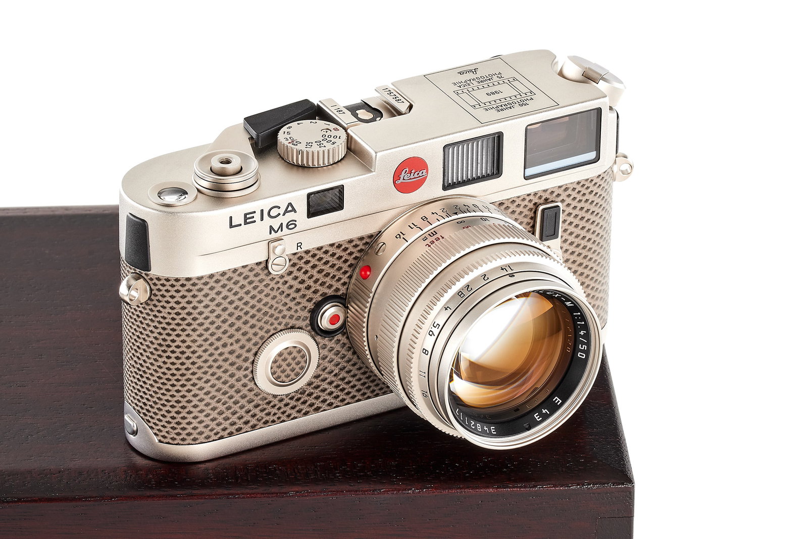 Leica M6 Platin '150 Years' set 10450 *: Special edition issued for 150 years of photography and 75 years of Leica photography, limited to 1250 pieces, including a very nice platin plated M6 body no.1757587, special number 'I 187' engraved o