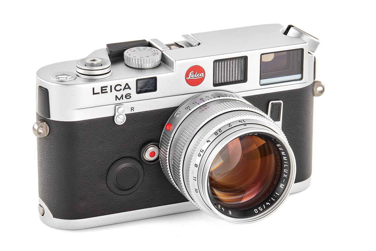 Leica M6 Traveller Set: In 1993, Leica introduced the Leica M6 Traveller Edition in collaboration with Offerman, who crafted the leather accessories. Only 200 of these special edition units were produced, making it a rare an