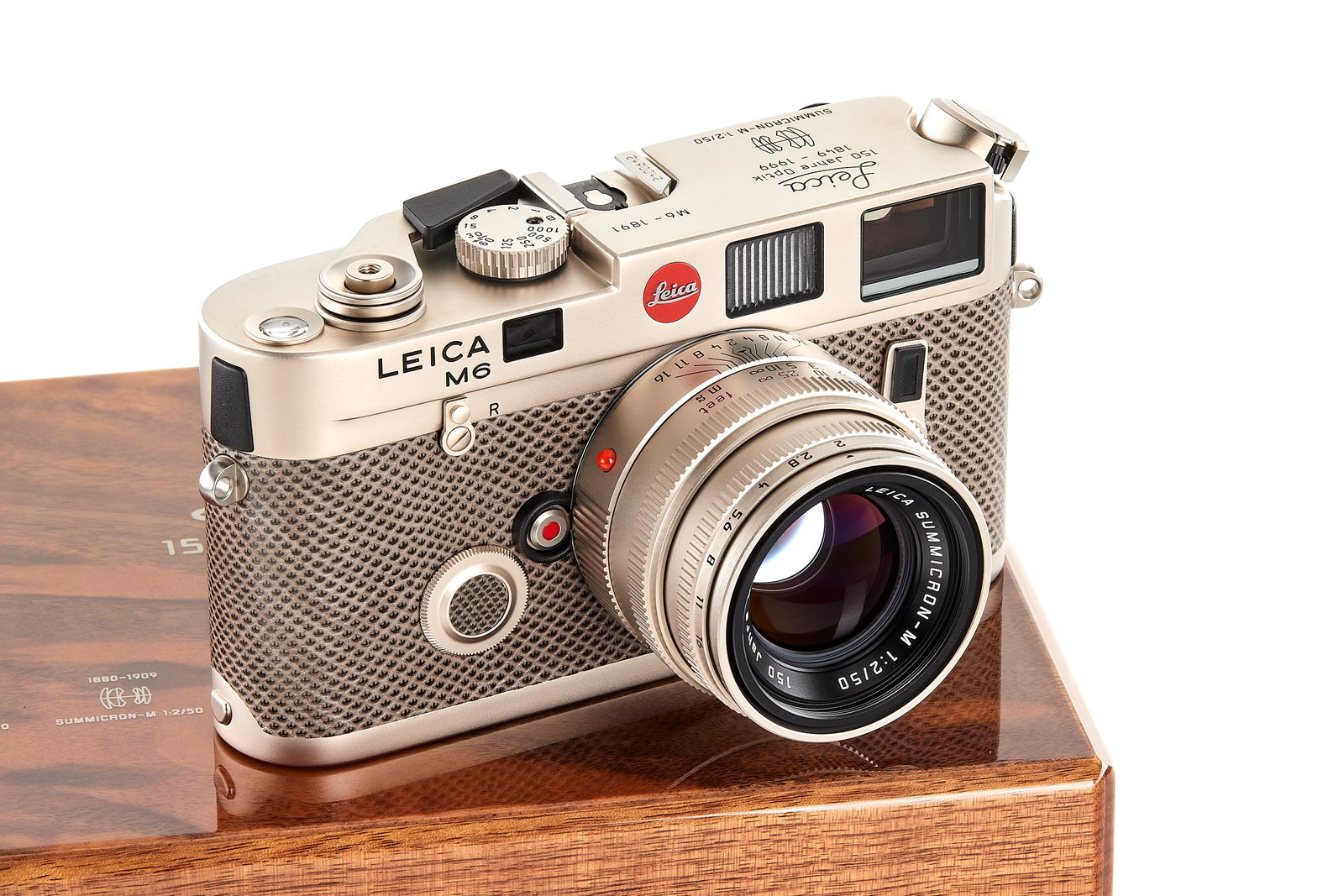 Leica M6 Platinium '150 Jahre Optik' 10483 *: Beautiful limited special edition (150 units) issued in 1999 to celebrate 150 years since the foundation of Carl Kellner’s optical institute, the forerunner of Leitz. Each of the 150 years between 1