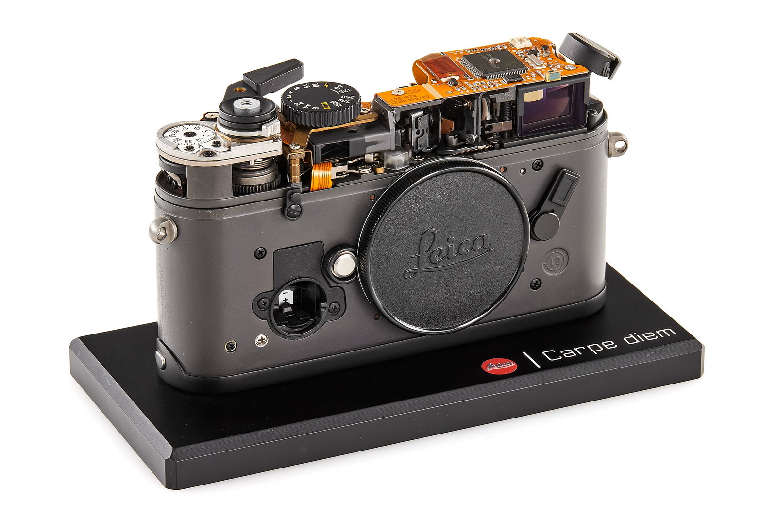 Leica M7 black cut-away model: Very interesting and rare cut-away model of the Leica M7 black, in almost mint condition, only a few are known to exist, with body cap, note the unusual black metal stand with Leica red dot and 'Carpe