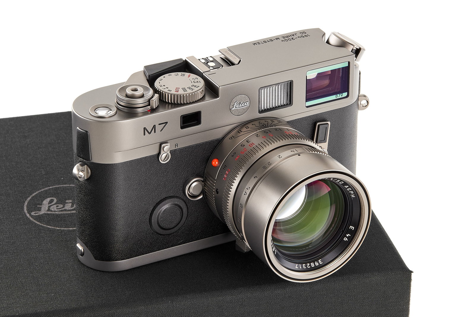 Leica M7 Titan '50 Jahre Leica M System' 10570 *: Beautiful limited edition M7 in titanium finish produced at 500 units to celebrate the 50th anniversary of the Leica M system, with special engraving '1954-2004 50 Jahre M-System' on the top plate, in