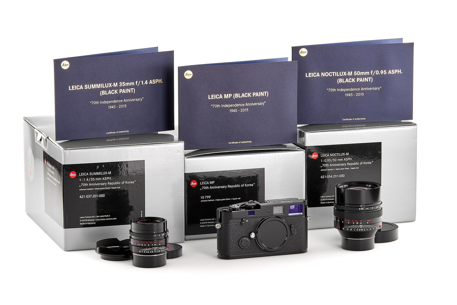 Leica MP black paint outfit '70th Anniversary Republic of Korea' *: A very rare modern special edition, issued to commemorate the 70th anniversary of the Republic of Korea. This complete set is finished in elegant black paint and includes a Leica MP body (no.4666230),