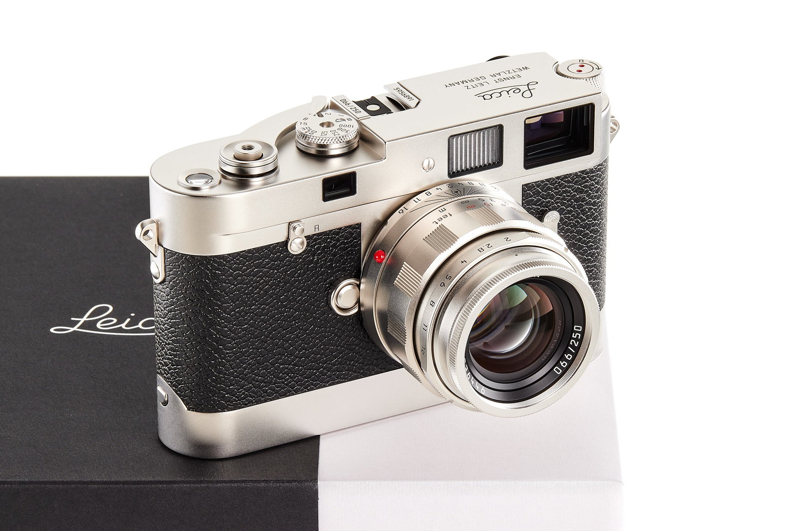 Leica M Edition 70 *: Rare limited anniversary set celebrating 70 years of the Leica M system, produced in a strictly limited edition of 250 numbered sets.The offered set is no.66/250, comprising a Leica M-A camera body, s