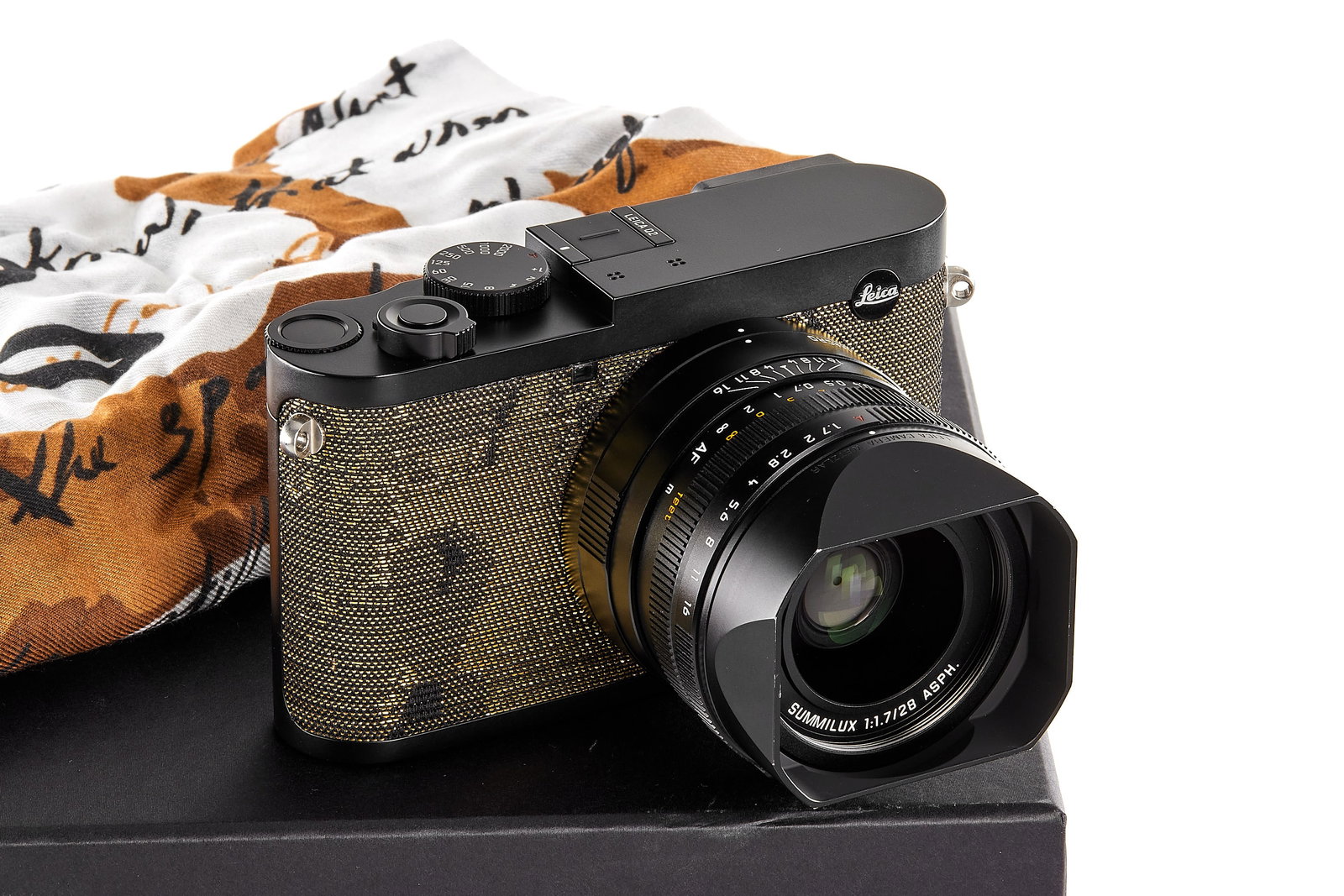 Leica Q2 'Dawn' by Seal: 500 pieces Limited Edition Leica Q2 "Dawn" by Seal (number 332/500).Camera in good condition, come with original box, strap, battery, charger, Seal cord strap and scarf.Beautiful limited edition Leica