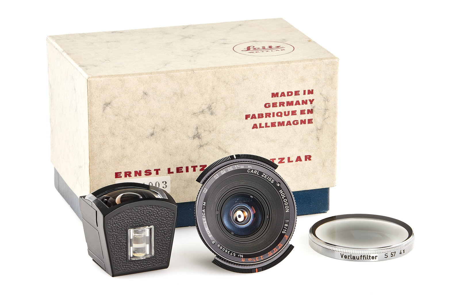 Carl Zeiss f. Leica M Hologon 8/15mm 11003 *: The famous Carl Zeiss 8/15mm Hologon for Leica M, in near-mint condition with very good optics, together with the dedicated 15mm finder, center filter (chrome version originally delivered with the Hol