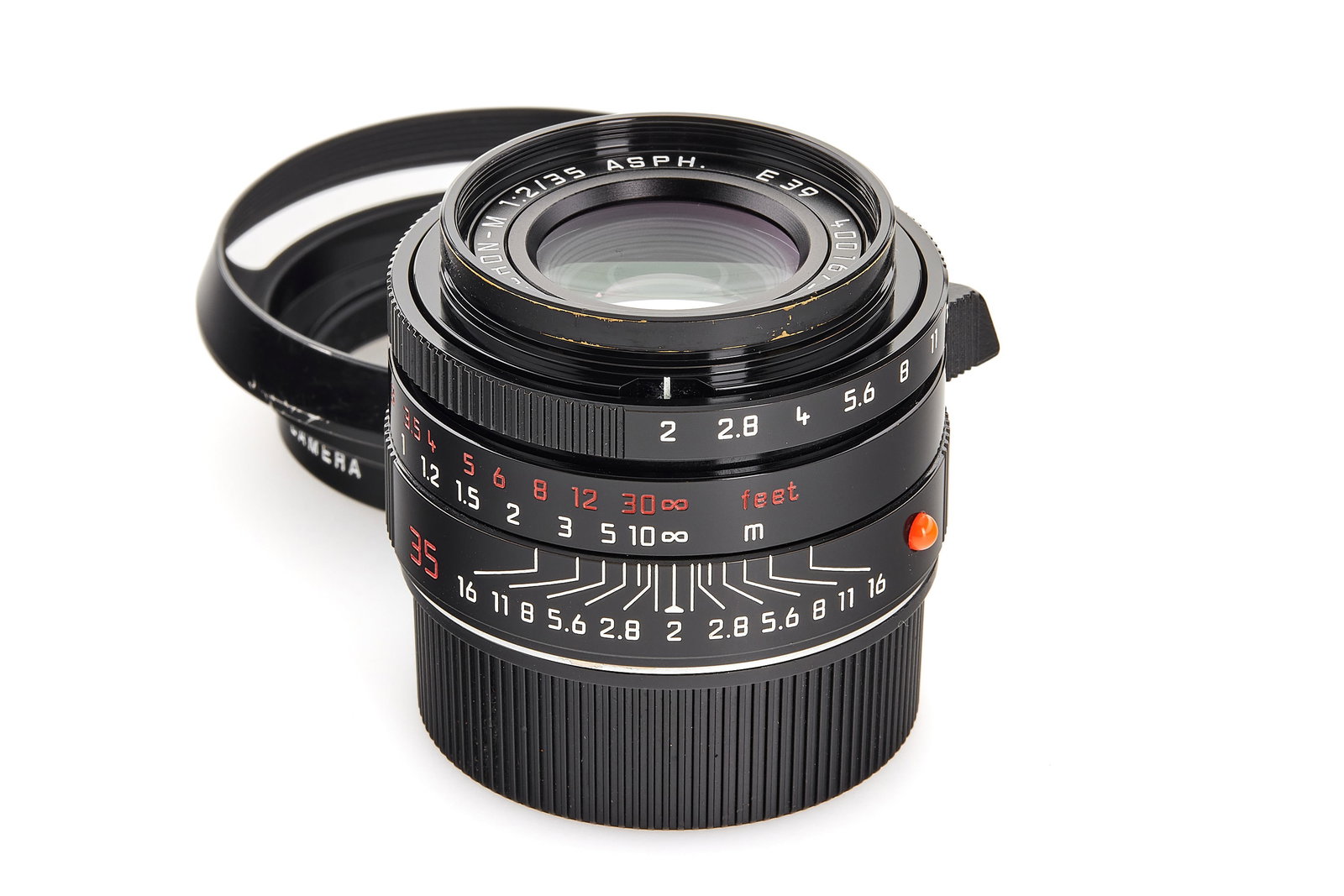Summicron-M 2/35mm ASPH. black paint *: Sought-after Summicron 35mm in black paint finish, in very good condition (only minimal brassing on the front rim), very good optics, with matching black paint hood (cond. B+). SN: 4001675