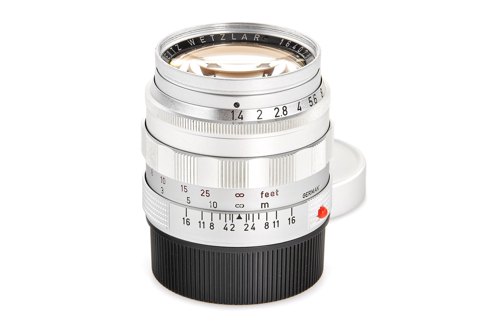Summilux 1.4/50mm pre-series *: Extremely rare M-mount Summilux pre-series, in almost mint condition, good optics with a few discrete cleaning marks and some minimal signs of corrosion on the rear element. Typical for these