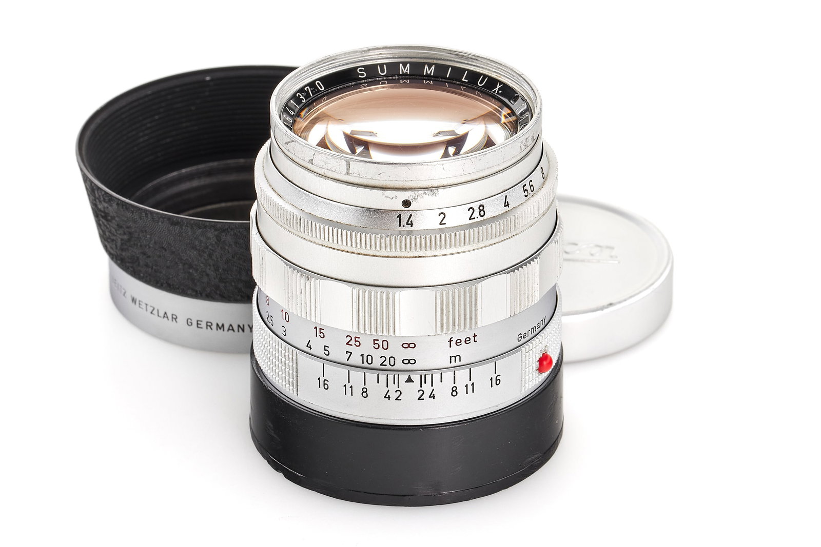Summilux 1.4/50mm 11114 chrome: Early M-mount Summilux 50mm in very good condition, optics showing a few cleaning marks and traces of removed fungus, with both caps and hood 12521G, delivered on 19.03.1959. SN: 1641370