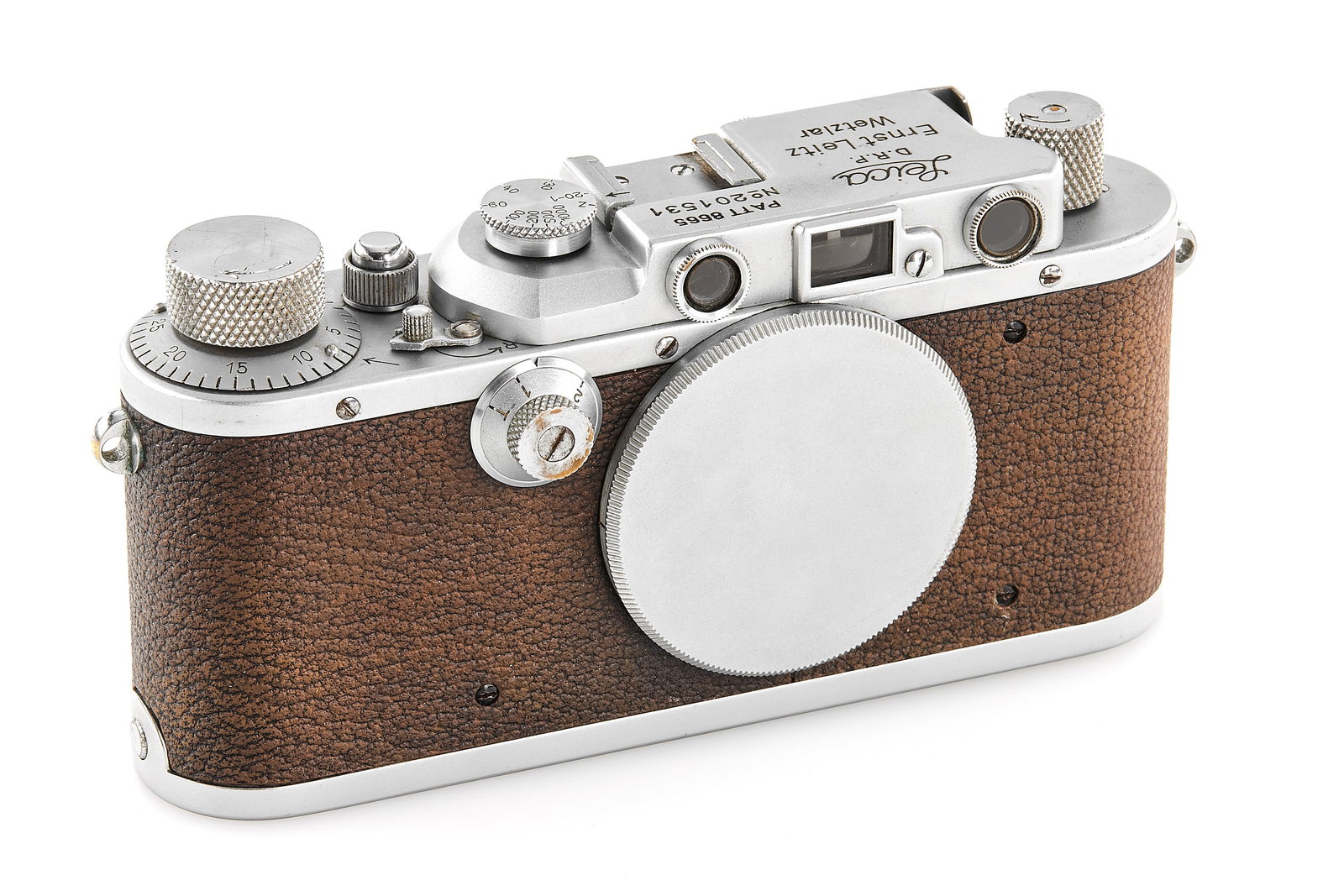 Leica IIIa 'British Royal Navy': Very rare Leica IIIa engraved with 'PATT 8665' on the top plate, used by the British Royal Navy during WWII, in good condition, with body cap. SN: 201531